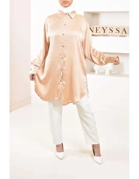 Chemise longue satinée intemporelle fluide et modest fashion.