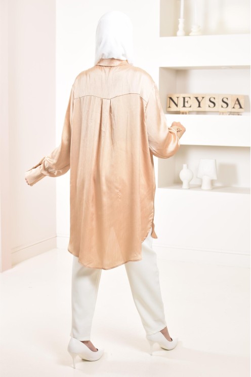 Chemise longue satinée intemporelle fluide et modest fashion.