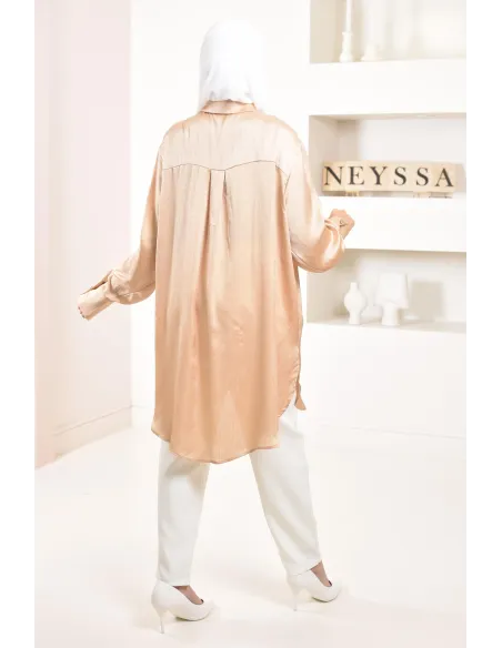 Chemise longue satinée intemporelle fluide et modest fashion.