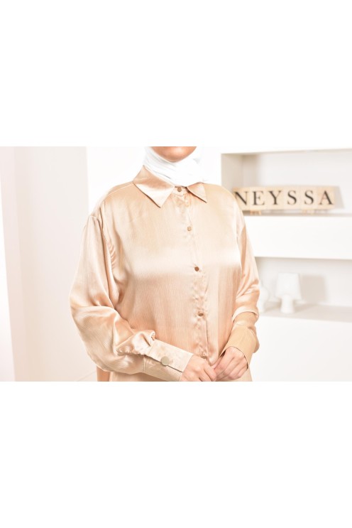 Chemise longue satinée intemporelle fluide et modest fashion.