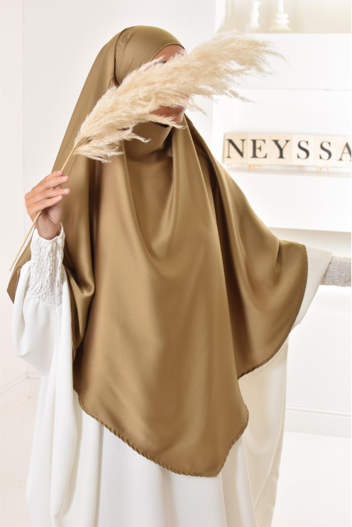 Long khimar satiné pointu devant et derrière parfait pour les fêtes