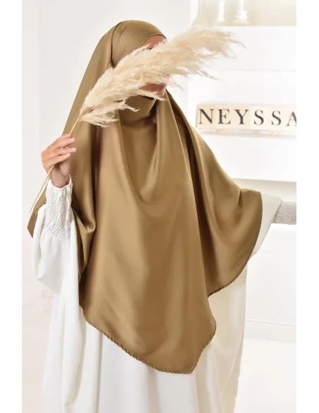 Long khimar satiné pointu devant et derrière parfait pour les fêtes