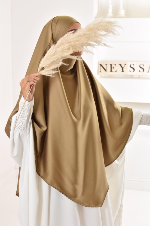 Long khimar satiné pointu devant et derrière parfait pour les fêtes