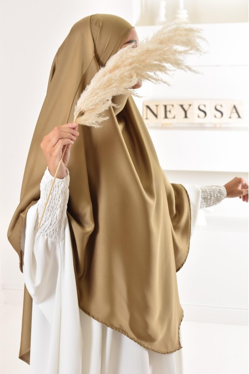 Long khimar satiné pointu devant et derrière parfait pour les fêtes