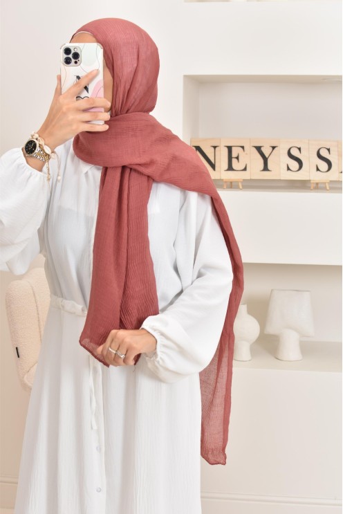 Un hijab féminin à texture longue à la fois économique et idéal pour une mode discrète.