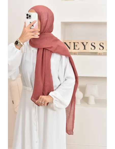 Un hijab féminin à texture longue à la fois économique et idéal pour une mode discrète.