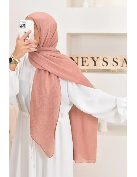 Un hijab féminin à texture longue à la fois économique et idéal pour une mode discrète.