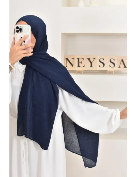 Un hijab féminin à texture longue à la fois économique et idéal pour une mode discrète.
