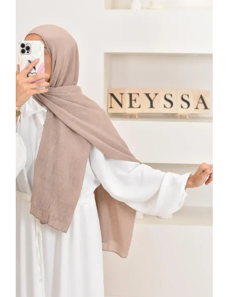 Un hijab féminin à texture longue à la fois économique et idéal pour une mode discrète.