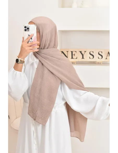 Un hijab féminin à texture longue à la fois économique et idéal pour une mode discrète.