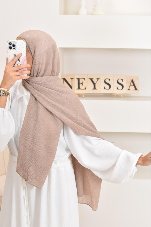 Un hijab féminin à texture longue à la fois économique et idéal pour une mode discrète.