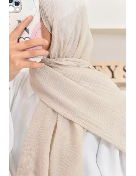 Un hijab féminin à texture longue à la fois économique et idéal pour une mode discrète.