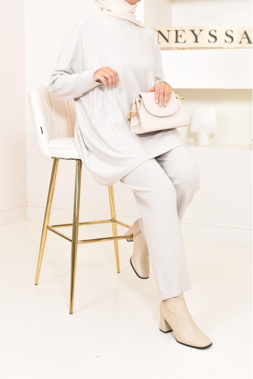 Ensemble pudique maille beige, pull et pantalon, confort exceptionnel.