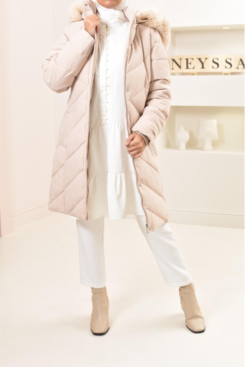 Lange, gesteppte, beigefarbene Daunenjacke mit Innenfell, ultrawarm