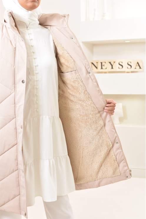 Lange, gesteppte, beigefarbene Daunenjacke mit Innenfell, ultrawarm