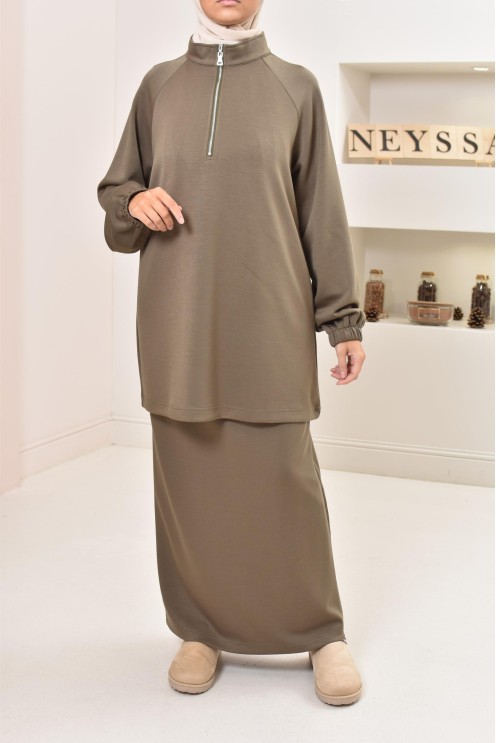 ensemble pull ample et jupe, col zippé, look sportswear moderne pudique