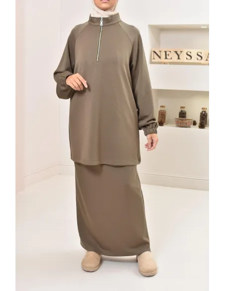 ensemble pull ample et jupe, col zippé, look sportswear moderne pudique