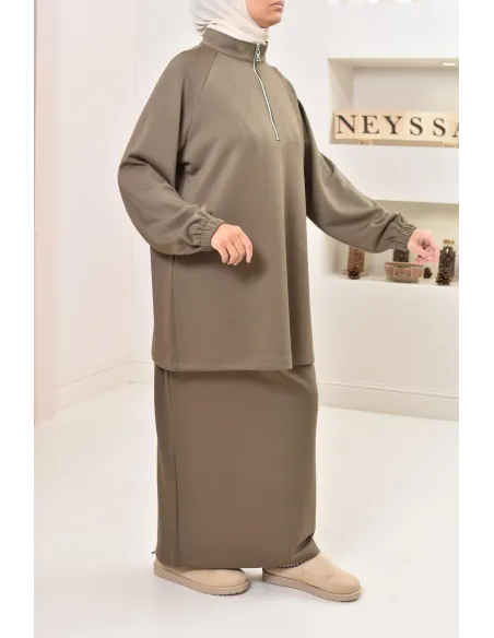 ensemble pull ample et jupe, col zippé, look sportswear moderne pudique