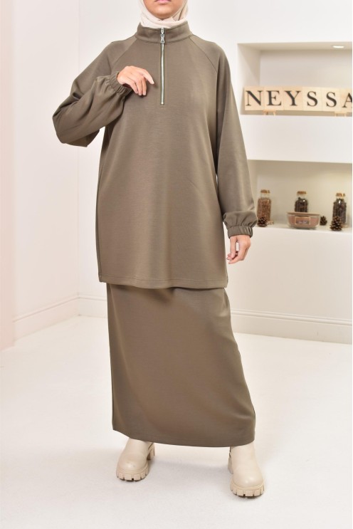 ensemble pull ample et jupe, col zippé, look sportswear moderne pudique