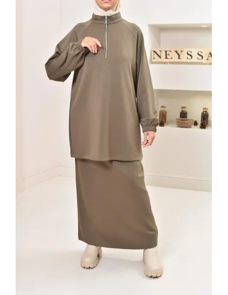 ensemble pull ample et jupe, col zippé, look sportswear moderne pudique