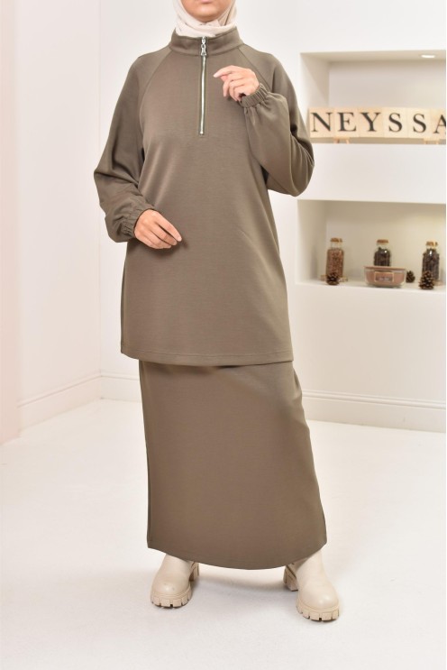 ensemble pull ample et jupe, col zippé, look sportswear moderne pudique