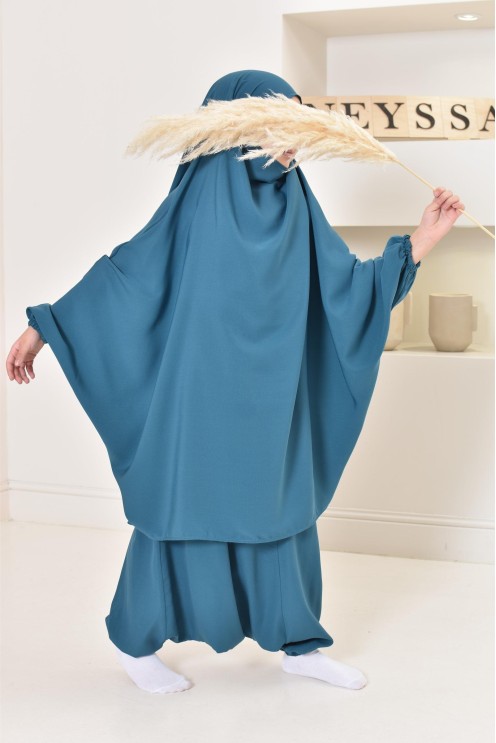 Jilbeb fillette ou jilbab fille tenue de prière et de cours d'arabe.
