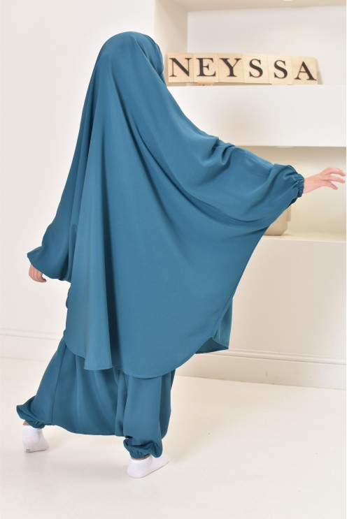 Jilbeb fillette ou jilbab fille tenue de prière et de cours d'arabe.