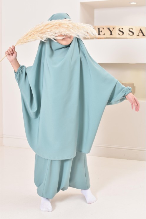 Jilbeb fillette ou jilbab fille tenue de prière et de cours d'arabe.