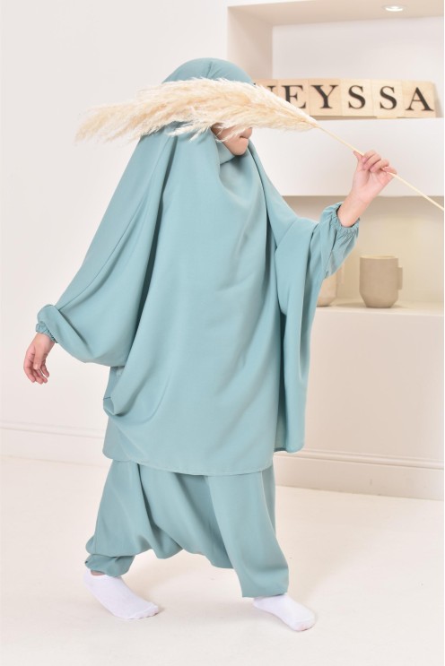 Jilbeb fillette ou jilbab fille tenue de prière et de cours d'arabe.