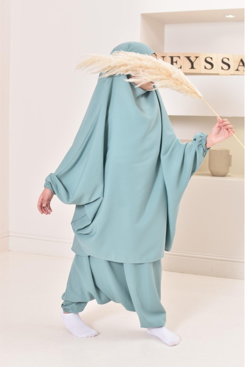 Jilbeb fillette ou jilbab fille tenue de prière et de cours d'arabe.