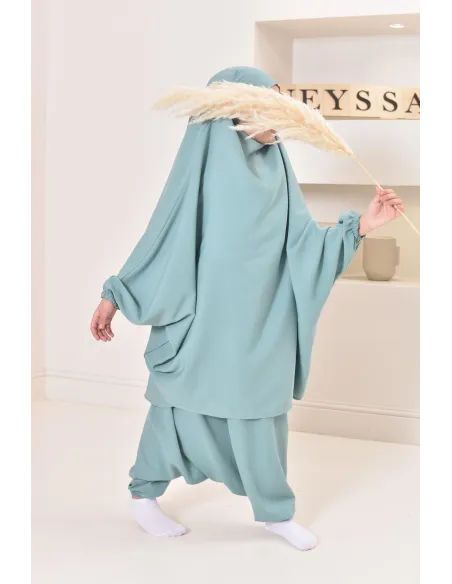 Jilbeb fillette ou jilbab fille tenue de prière et de cours d'arabe.