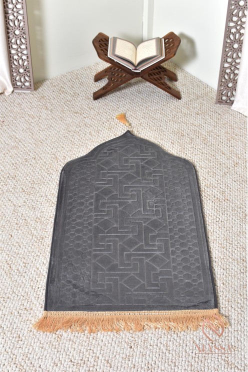 Thick velvet children's prayer mat with oriental motif