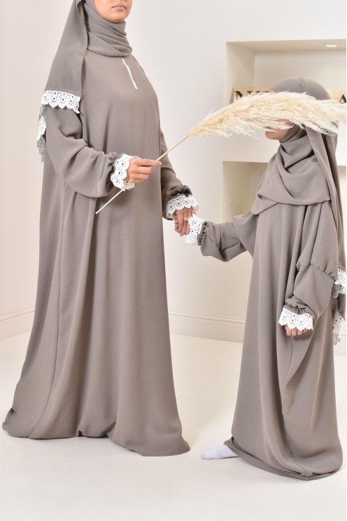 Combo robe de prière mère et fille avec détails de dentelle