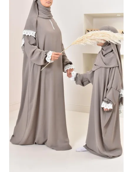 Combo robe de prière mère et fille avec détails de dentelle