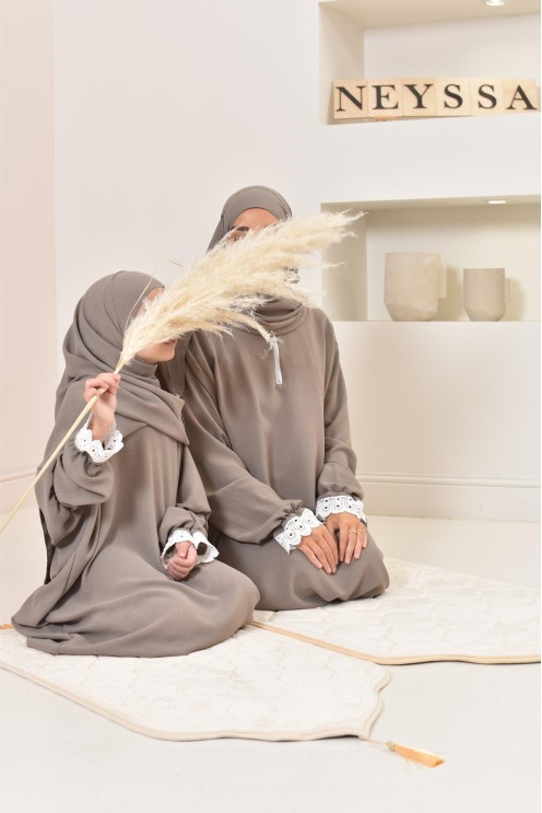 Combo robe de prière mère et fille avec détails de dentelle