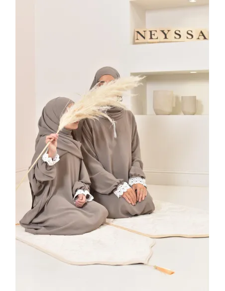 Combo robe de prière mère et fille avec détails de dentelle