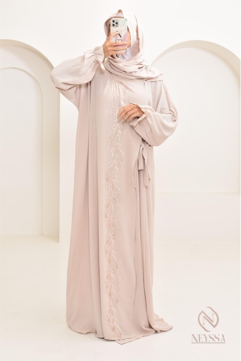 Robe de prière avec hijab intégré et motifs brodés