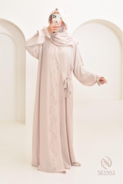 Robe de prière avec hijab intégré et motifs brodés