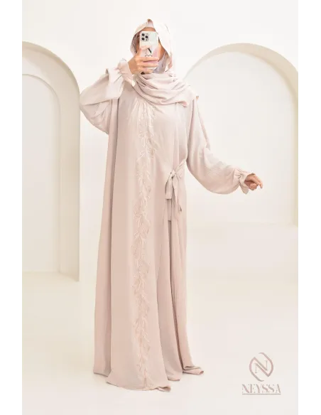 Robe de prière avec hijab intégré et motifs brodés