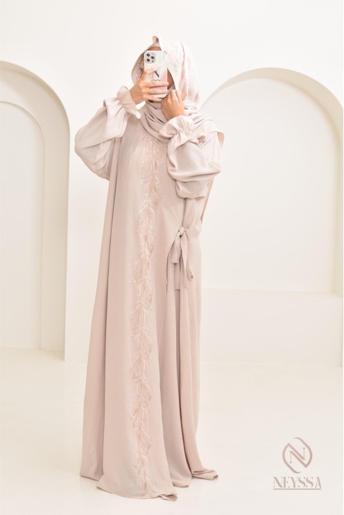Robe de prière avec hijab intégré et motifs brodés