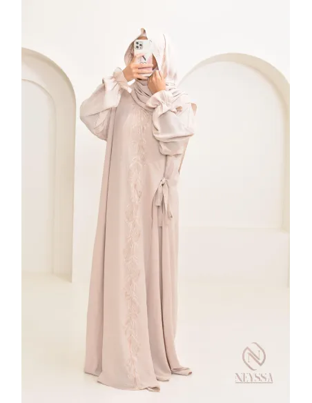 Robe de prière avec hijab intégré et motifs brodés