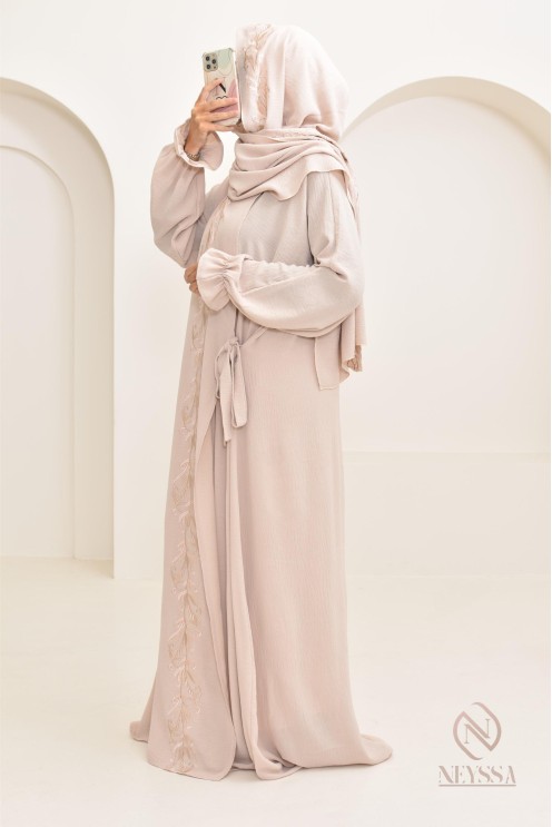 Robe de prière avec hijab intégré et motifs brodés