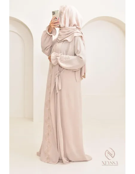 Robe de prière avec hijab intégré et motifs brodés