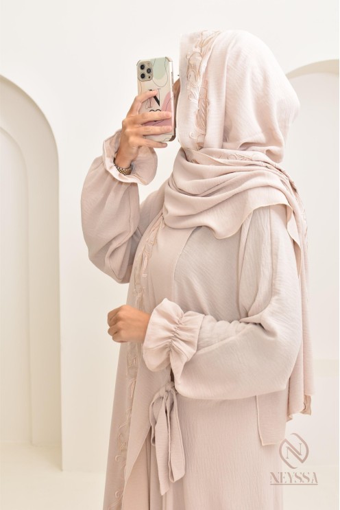Robe de prière avec hijab intégré et motifs brodés