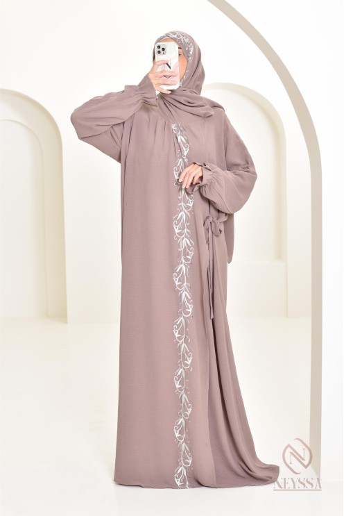 Robe de prière avec hijab intégré en jazz, avec motifs brodés