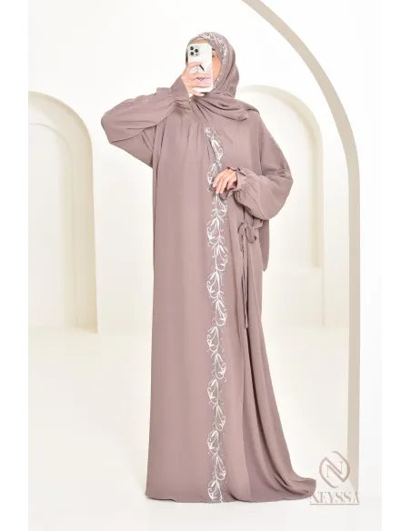 Robe de prière avec hijab intégré en jazz, avec motifs brodés