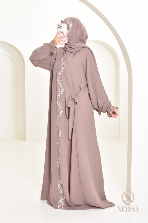 Robe de prière avec hijab intégré en jazz, avec motifs brodés