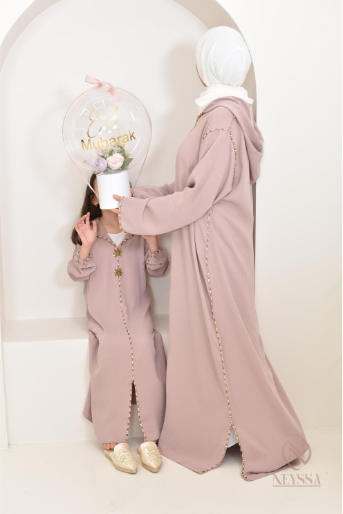 Djellaba femme moderne impeccable pour le Ramadan ou l'Aïd 2024.