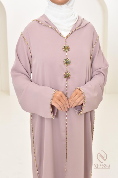 Djellaba femme moderne impeccable pour le Ramadan ou l'Aïd 2024.