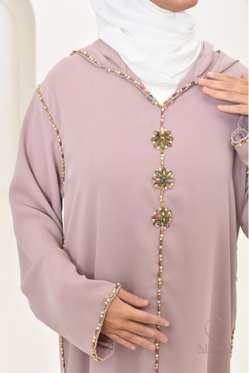 Djellaba femme moderne impeccable pour le Ramadan ou l'Aïd 2024.